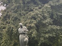 Spomenik. Majka doji dijete, skulptura Ivana Meštrovića, pred Školom narodnog zdravlja Andrija Štampar